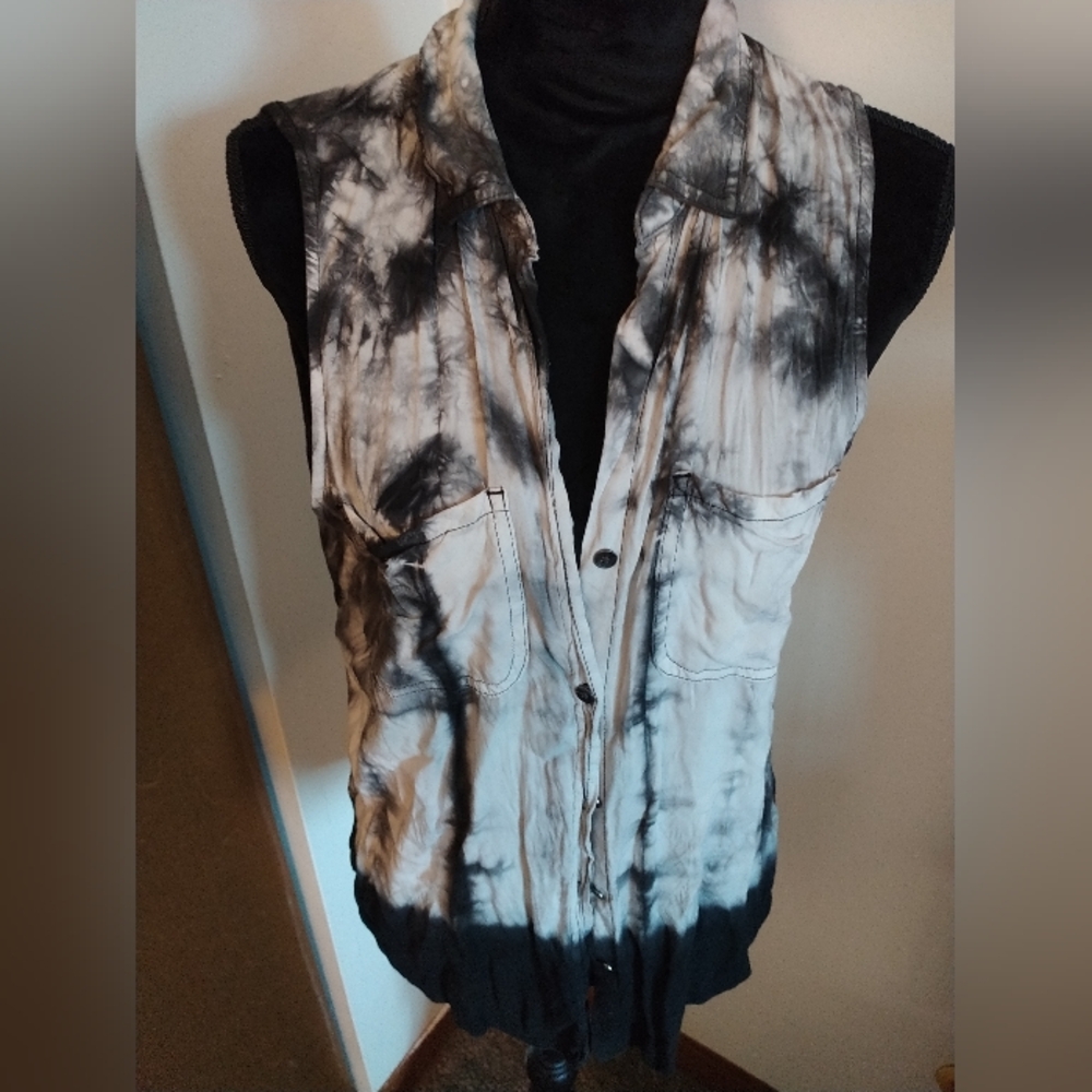 Rock & Republic Size Medium Tie-Dye Sleeveless Button-Up Shirt